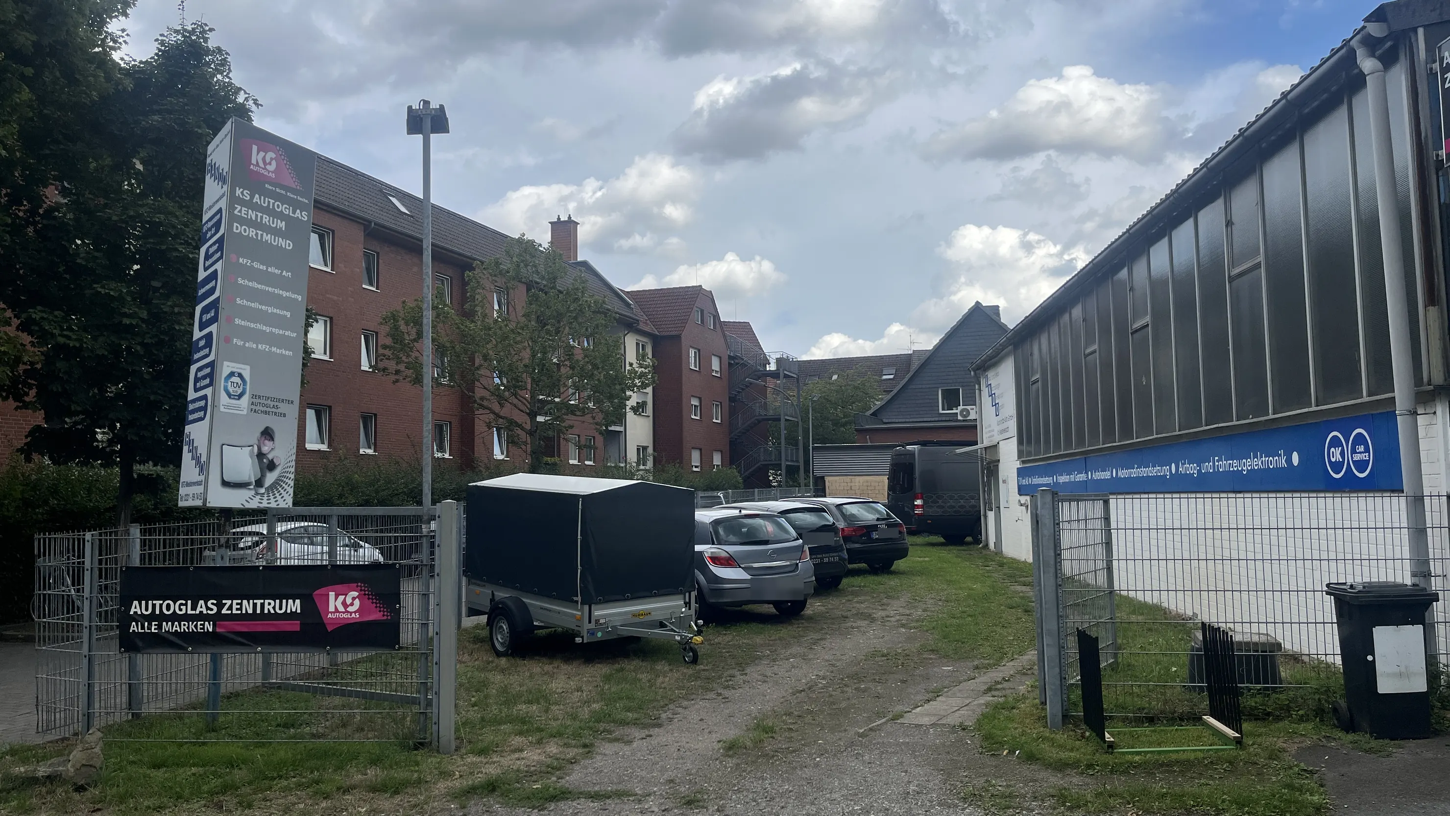 Hof von Rando Kfz an der Berliner Straße 5 mit KS-Autoglas-Zentrum-Schild