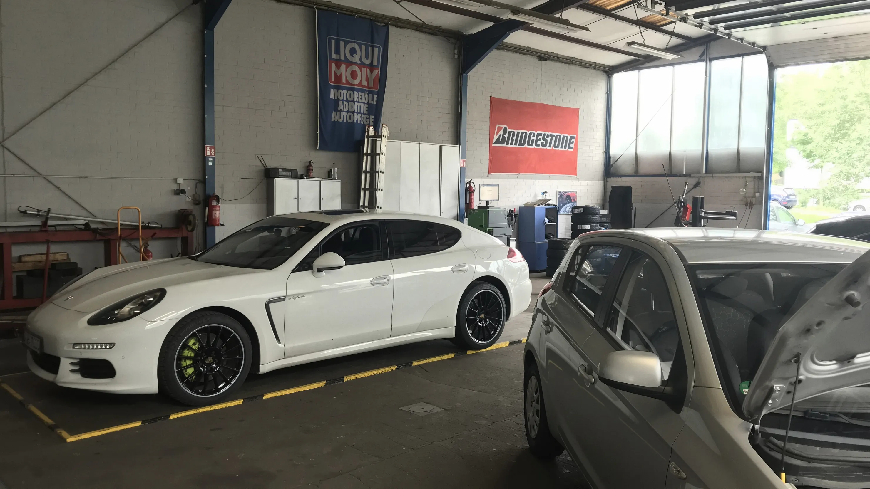 Fahrzeug auf der Hebebühne in der Werkstatthalle der Rando Kfz GmbH in Dortmund