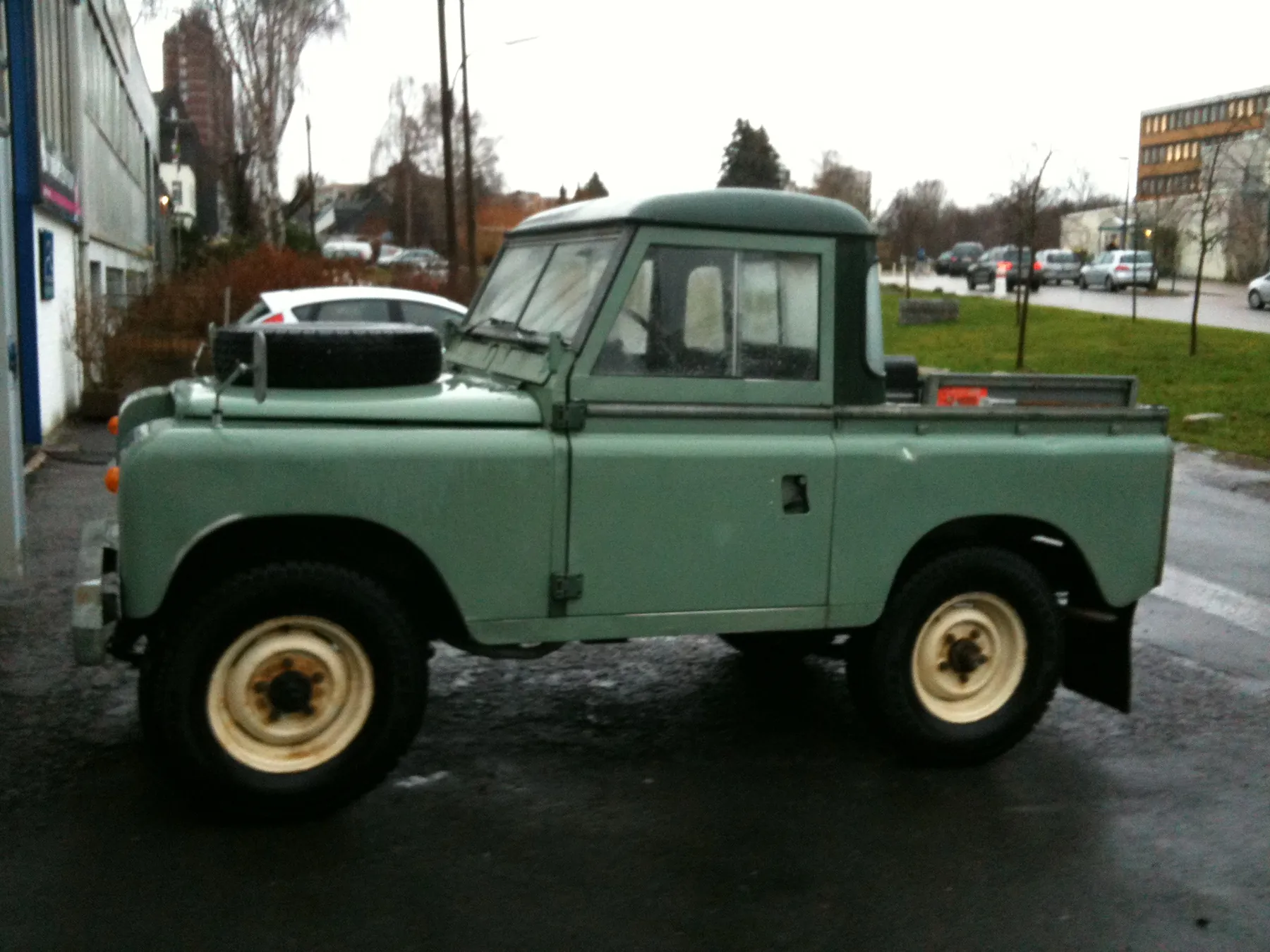 Klassischer Land Rover Oldtimer auf dem Hof der Werkstatt in Dortmund