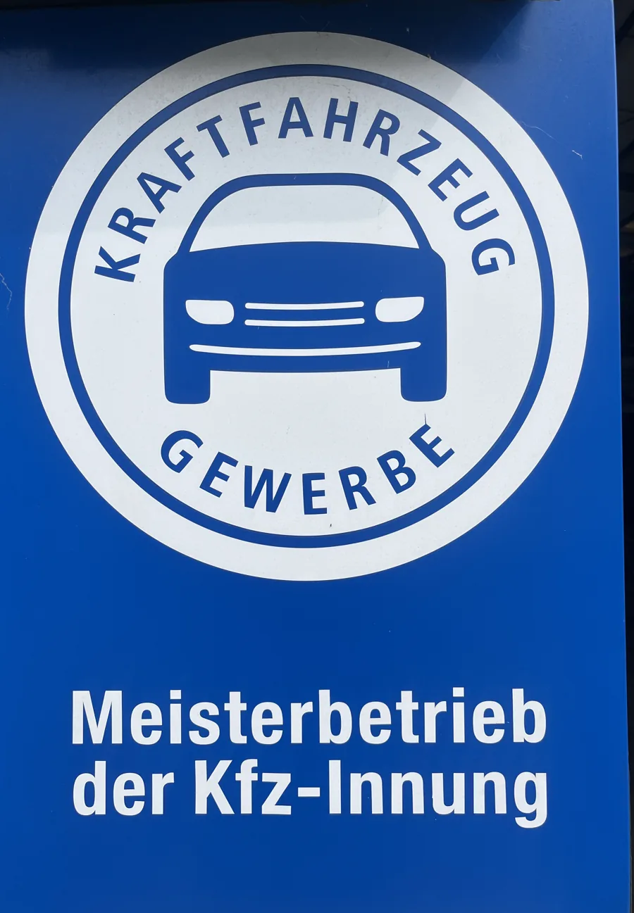Schild Meisterbetrieb der Kfz-Innung am Eingang der Rando Kfz GmbH