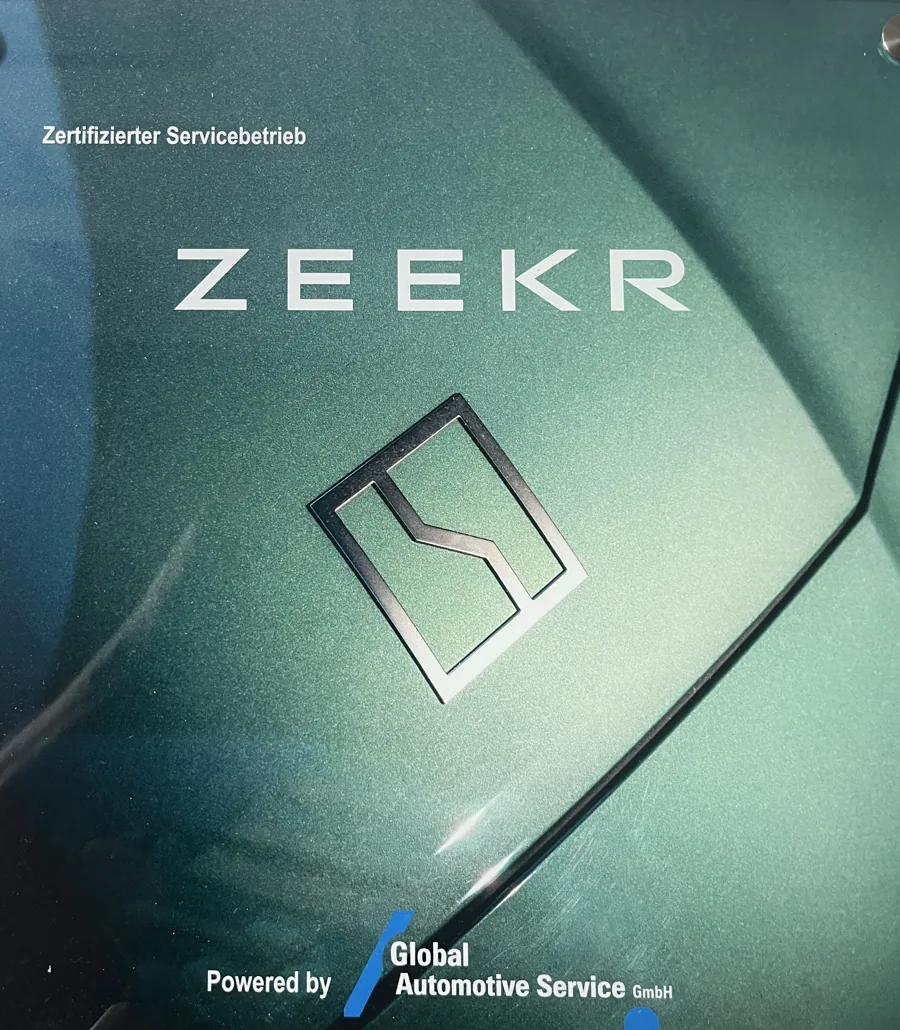 Tafel Zertifizierter ZEEKR Servicebetrieb, powered by Global Automotive Service